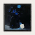 Tableau encadré bleu nuit avec vase sombre et petit pot blanc