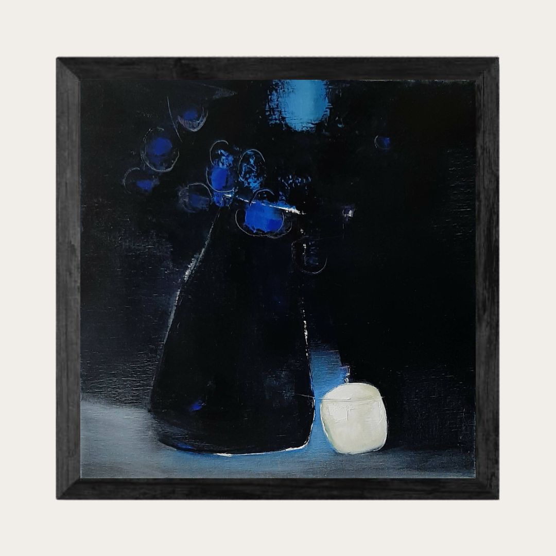 Tableau encadré bleu nuit avec vase sombre et petit pot blanc