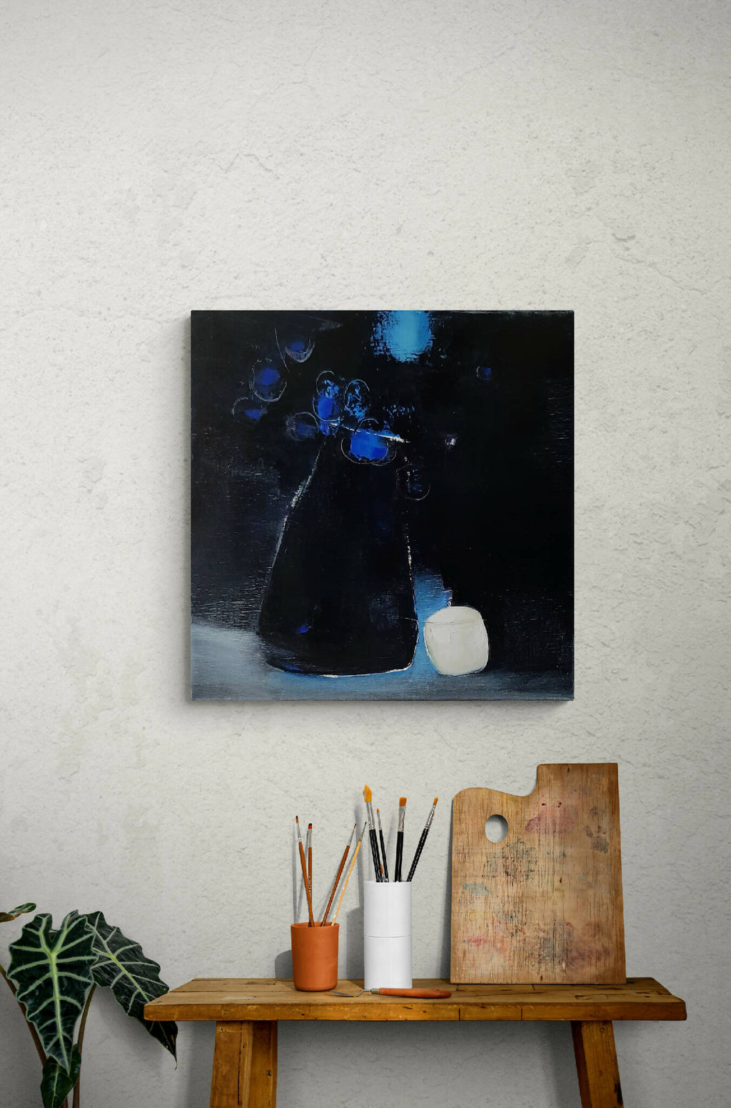 Petit tableau encadré bleu nuit : vase sombre et petit pot blanc