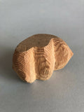 Petit socle sculpté en bloc, beige et brun, relief strié en demi-lune