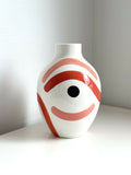 Petit vase buste blanc avec motif visage rouge corail et large ligne.