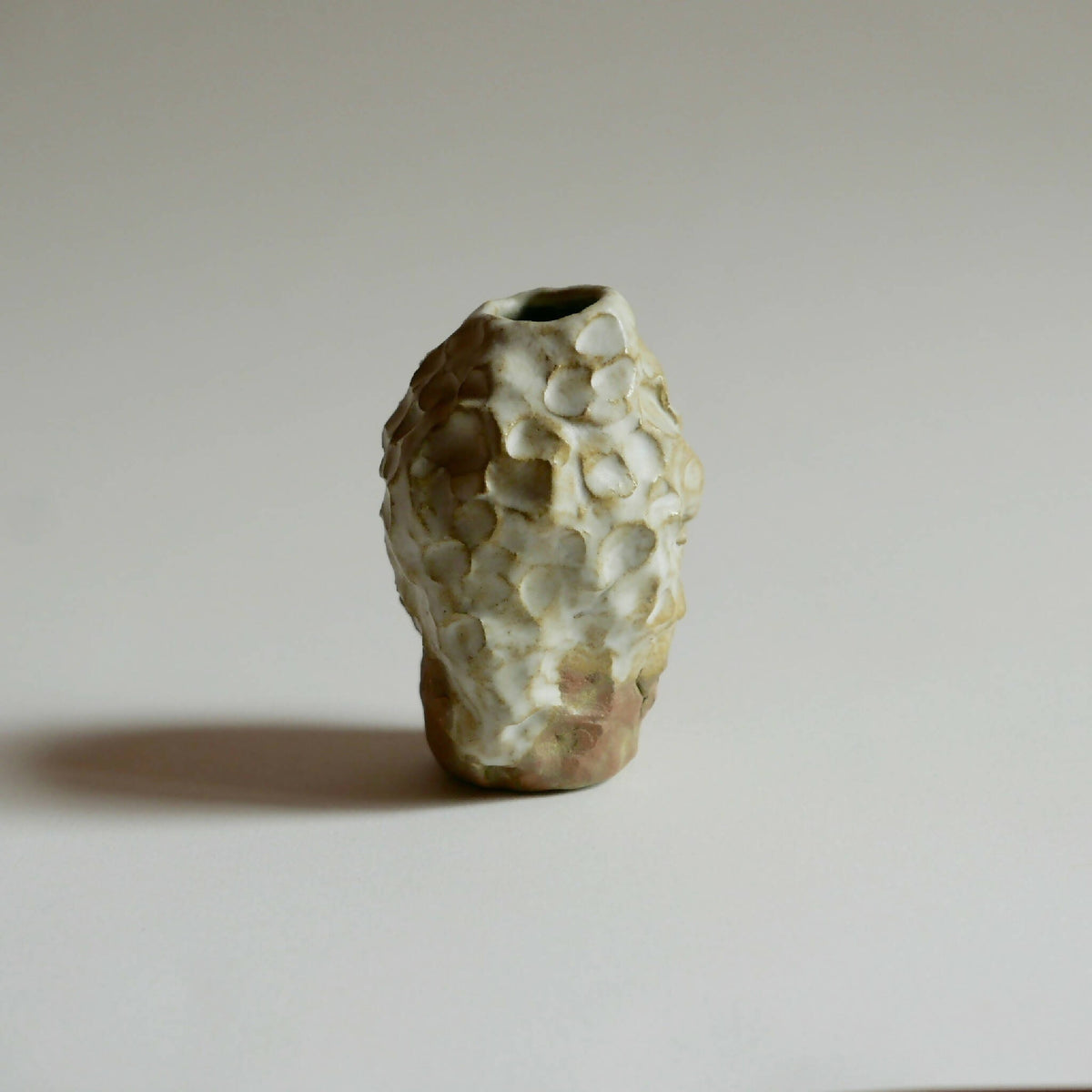 Petit vase ROC en céramique texturée blanc cassé, vue de face.