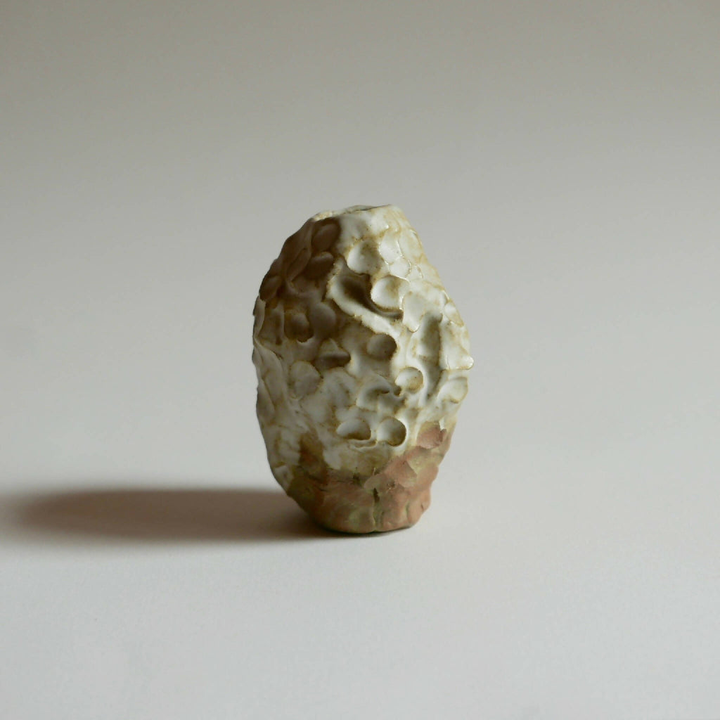 Petit vase ROC en céramique texturée beige clair, vue de côté.
