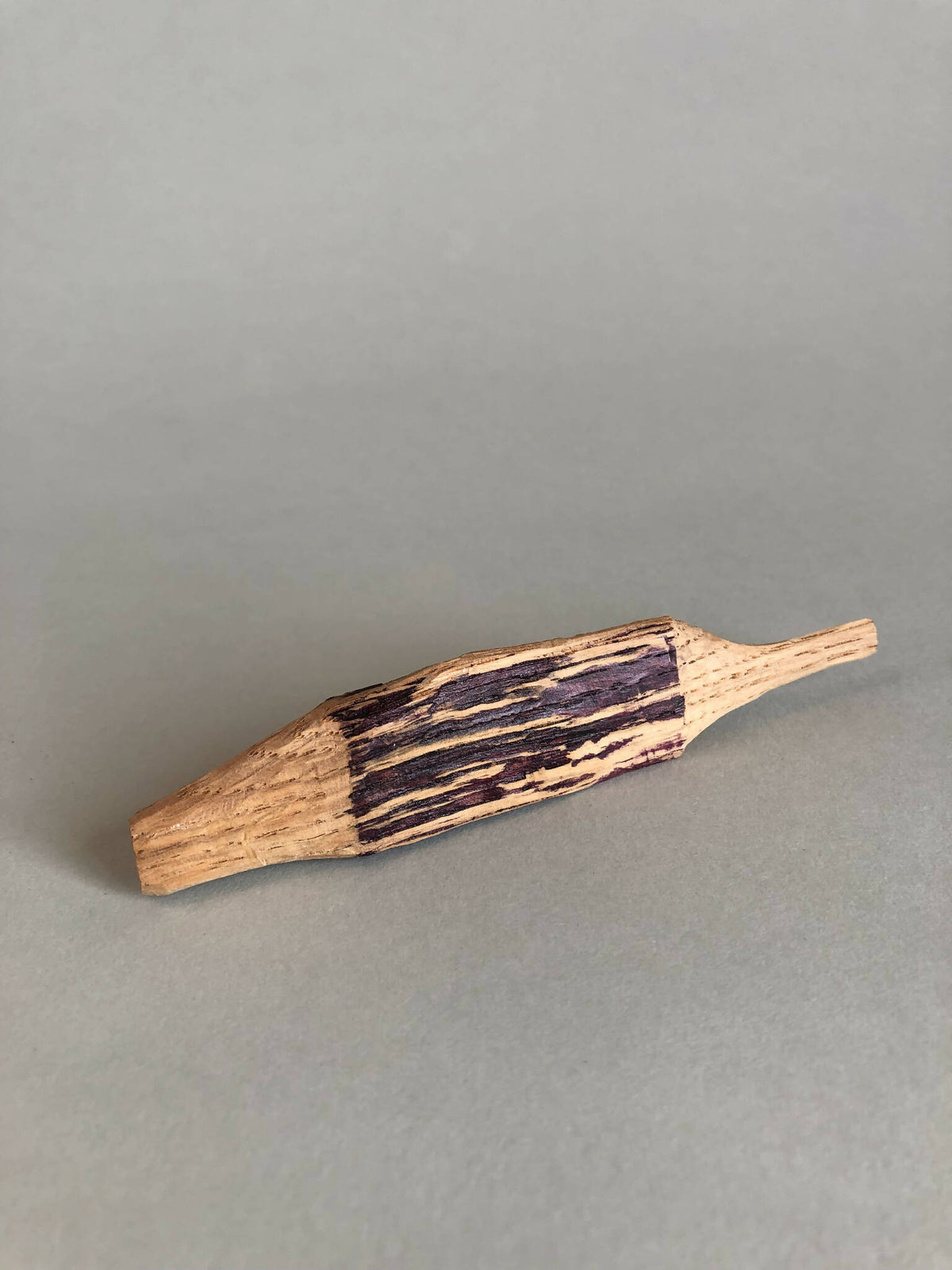Petite forme en bois peinte, baguette allongée avec rayures foncées et claires