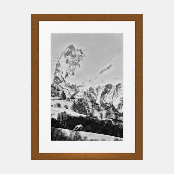 Photographie encadrée, cadre brun, montagnes enneigées en noir et blanc