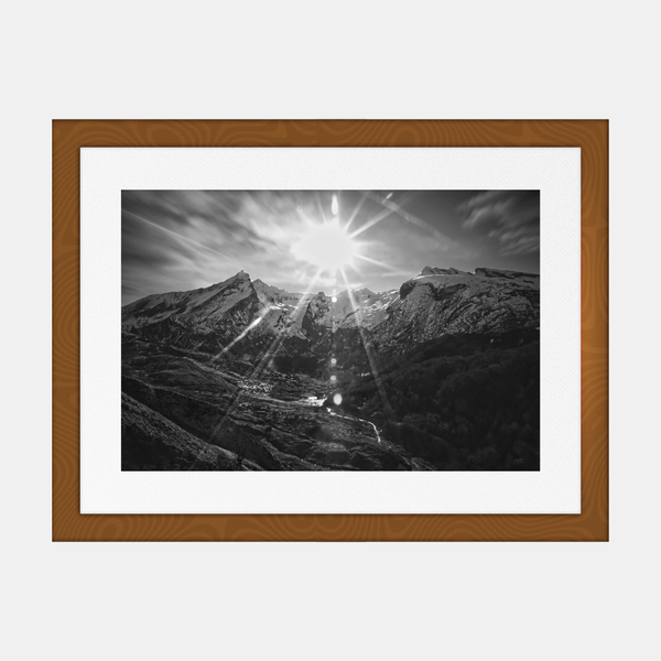 Photographie du massif du Gabizos dans un cadre brun, paysage montagneux noir et blanc