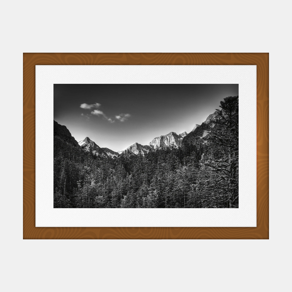 Photographie du massif du Vignemale en cadre bois avec passe-partout blanc, paysage.