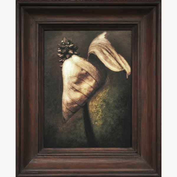 Tableau encadré, détail d’une fleur beige et d’un petit bouquet noir sur fond sombre.