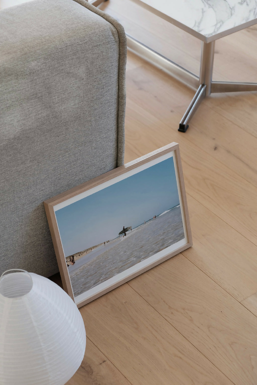 Photographie d’art encadrée 30x40 cm : paysage mer et ciel, cadre clair.