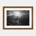 Photographie du massif du Gabizos dans un cadre brun, paysage montagneux noir et blanc