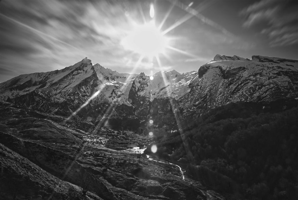 Photographie du massif du Gabizos : paysage montagneux noir et blanc, soleil éclatant