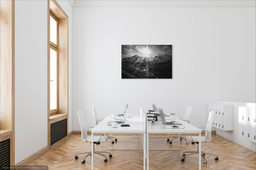 Photographie du massif du Gabizos encadrée : montagnes noir et blanc, soleil