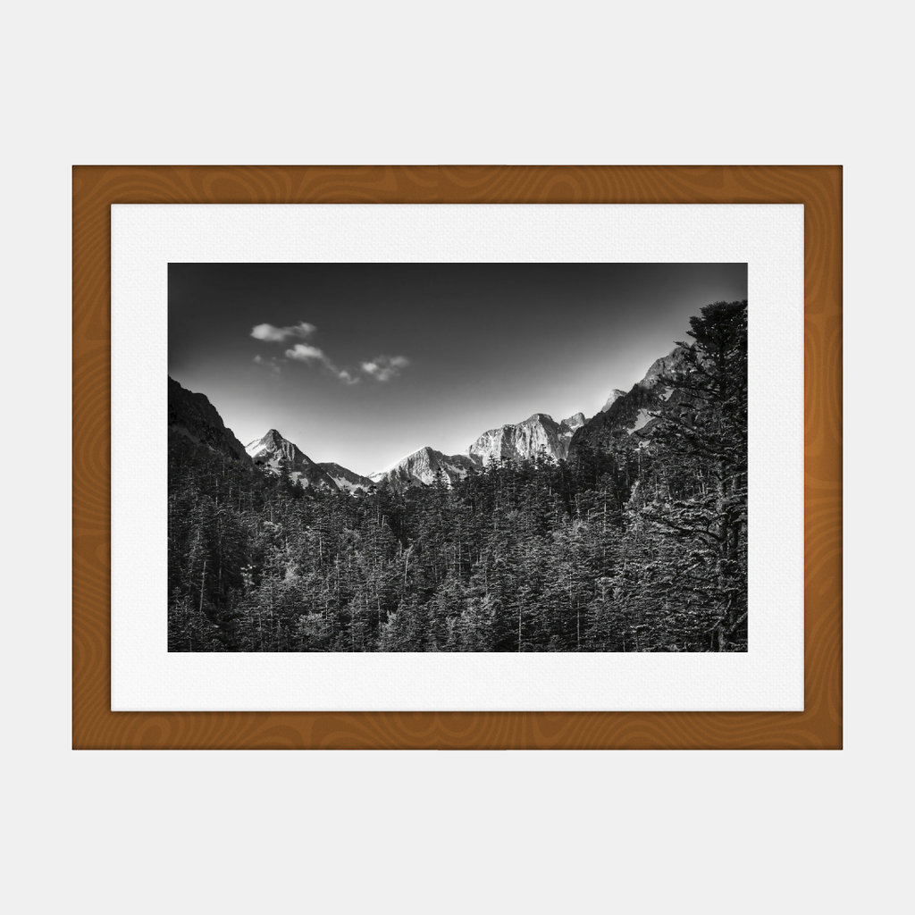 Photographie du massif du Vignemale en cadre bois avec passe-partout blanc, paysage.