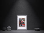 Photographie encadrée rouge : vue centrale d’une structure rouge et noire
