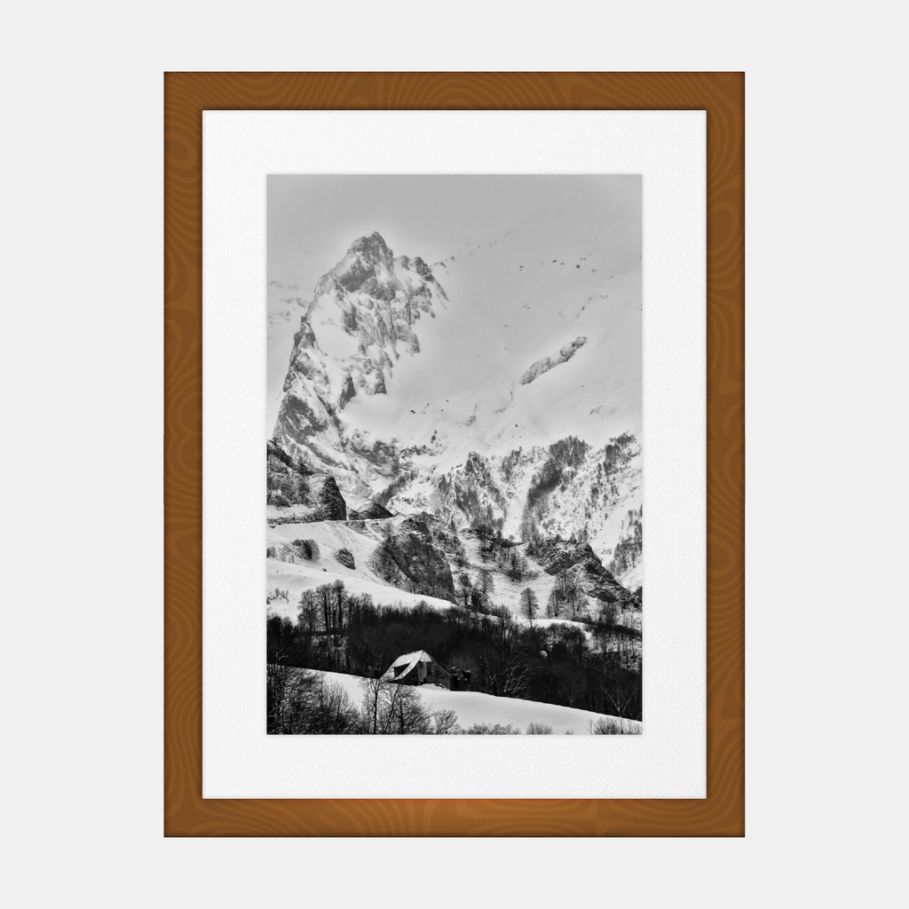 Photographie encadrée, cadre brun, montagnes enneigées en noir et blanc