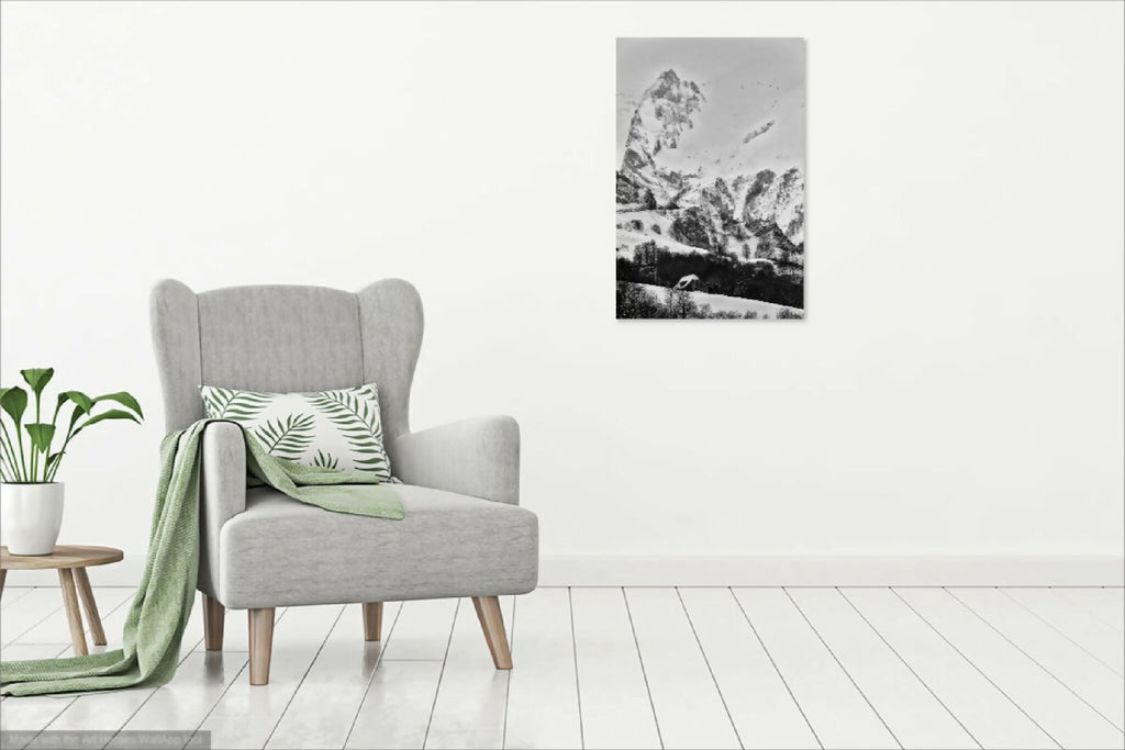 Photographie encadrée noir et blanc, paysage de montagnes enneigées et vallée