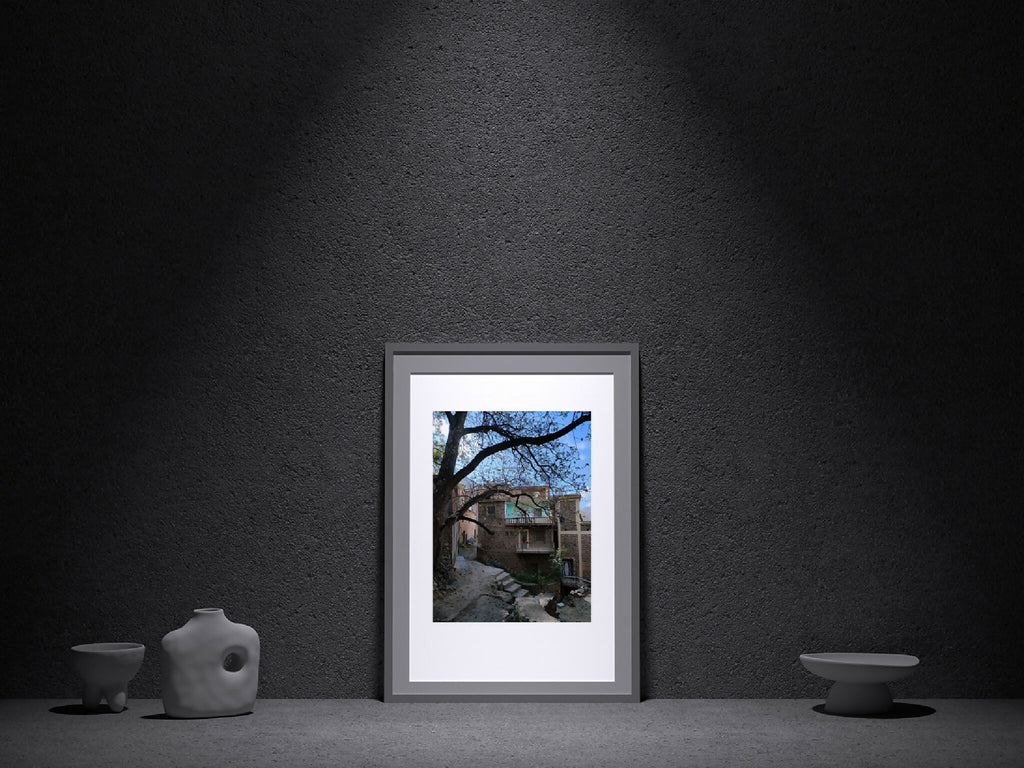 Photographie encadrée, paysage turquoise et ruelle en pierre, format vertical.
