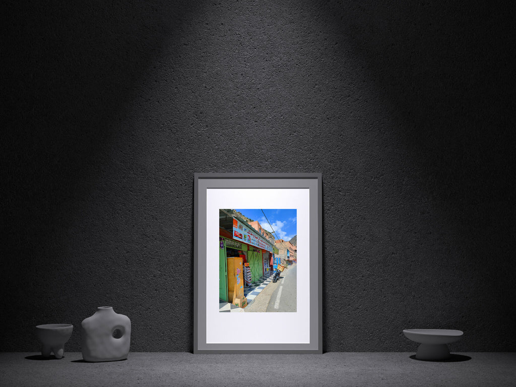 Photo encadrée, ruelle colorée vert et rouge