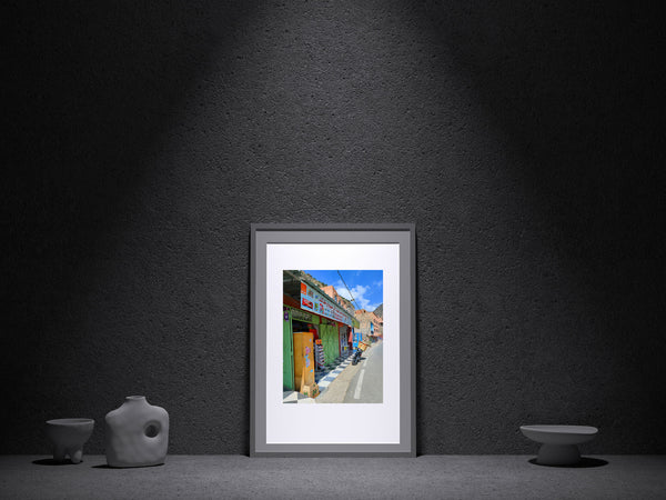 Photo encadrée, ruelle colorée vert et rouge