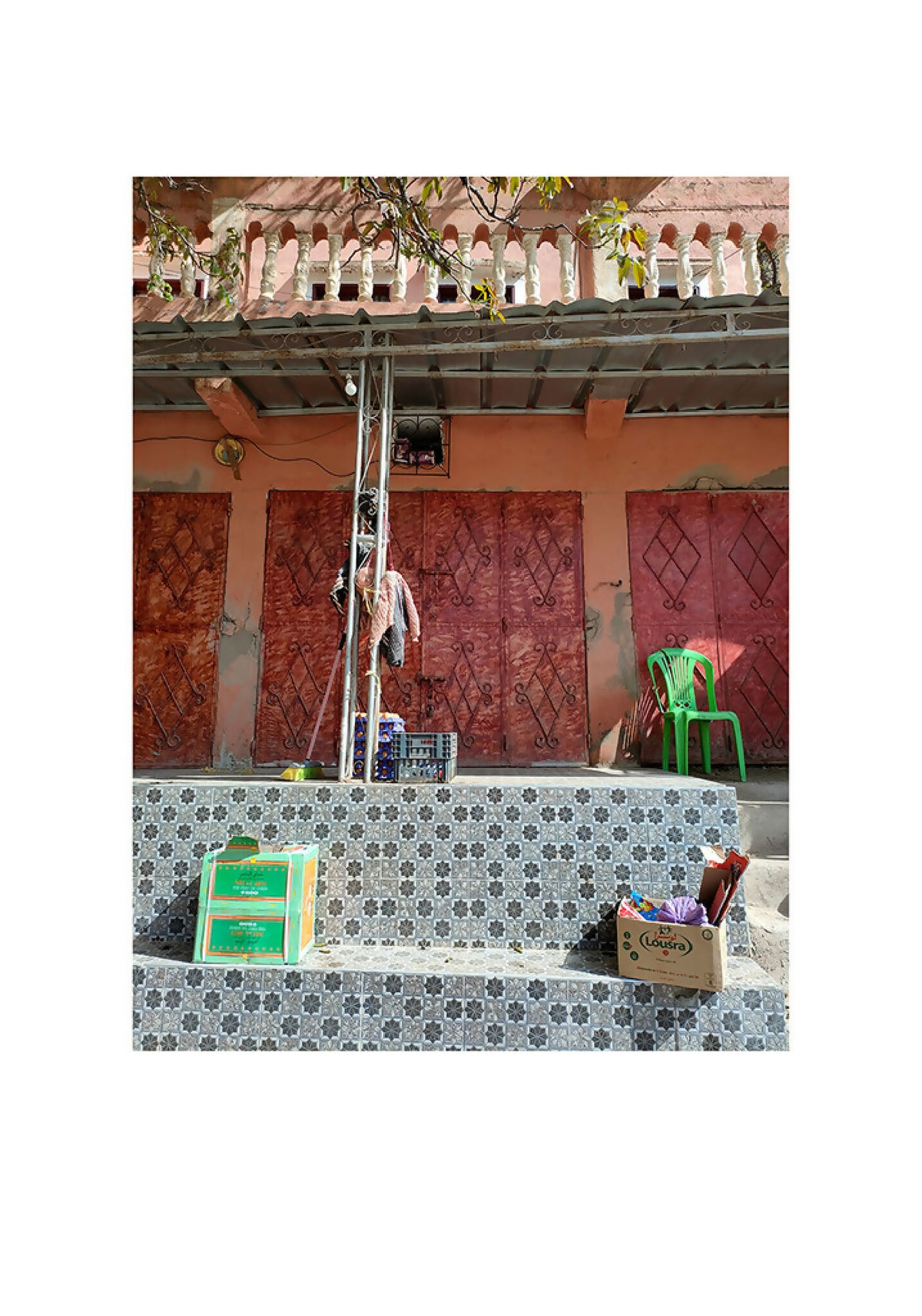 Photographie en couleur, intérieur avec comptoir et chaises vertes
