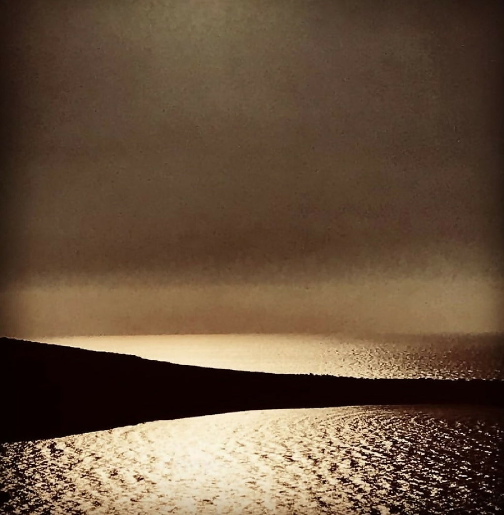 Livre de photographies : mur sombre et sol texturé, bande lumineuse au premier plan.