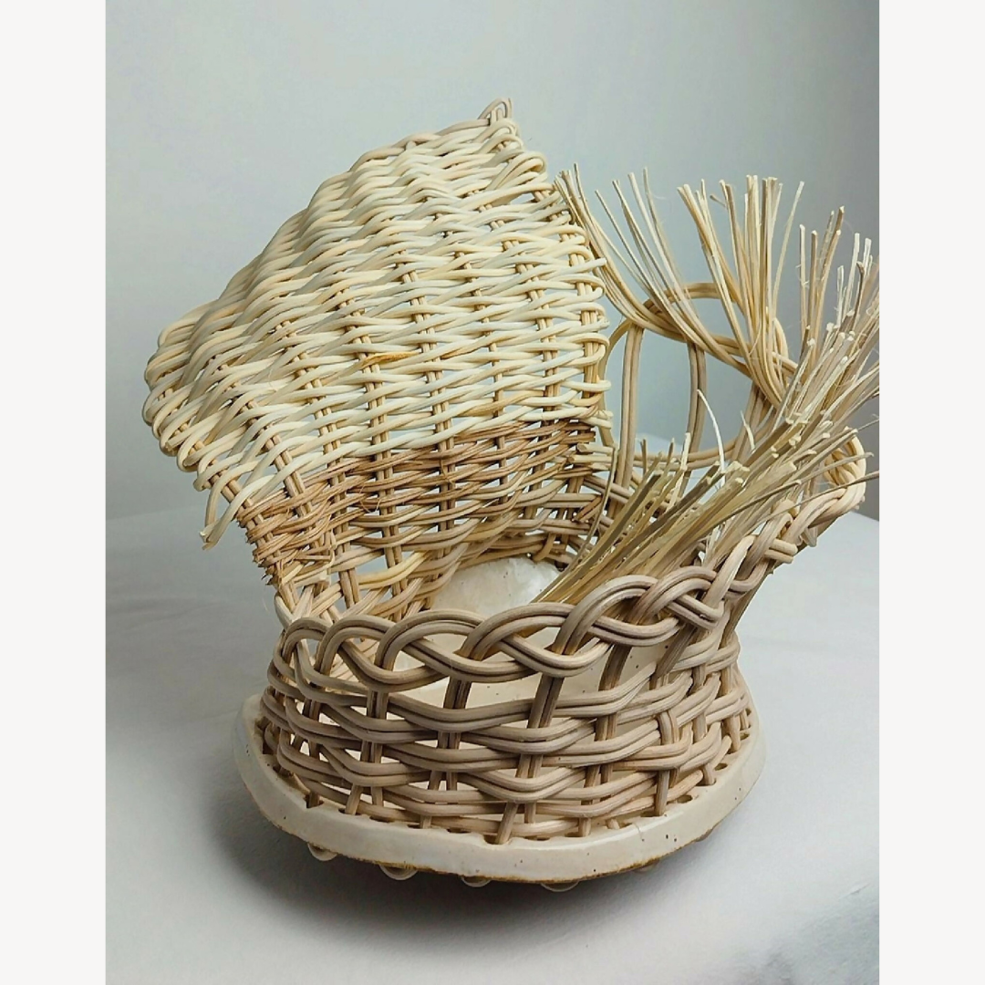 Photophore en osier tressé beige, forme de lanterne avec piques décoratives