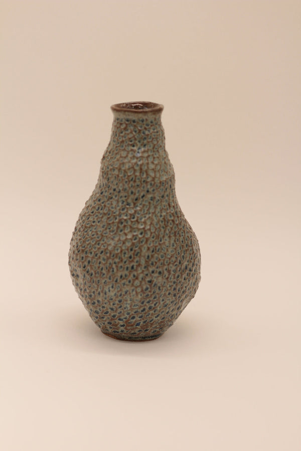 Petite bouteille cantimplora en céramique bleu-gris, texture granuleuse, forme bulbe
