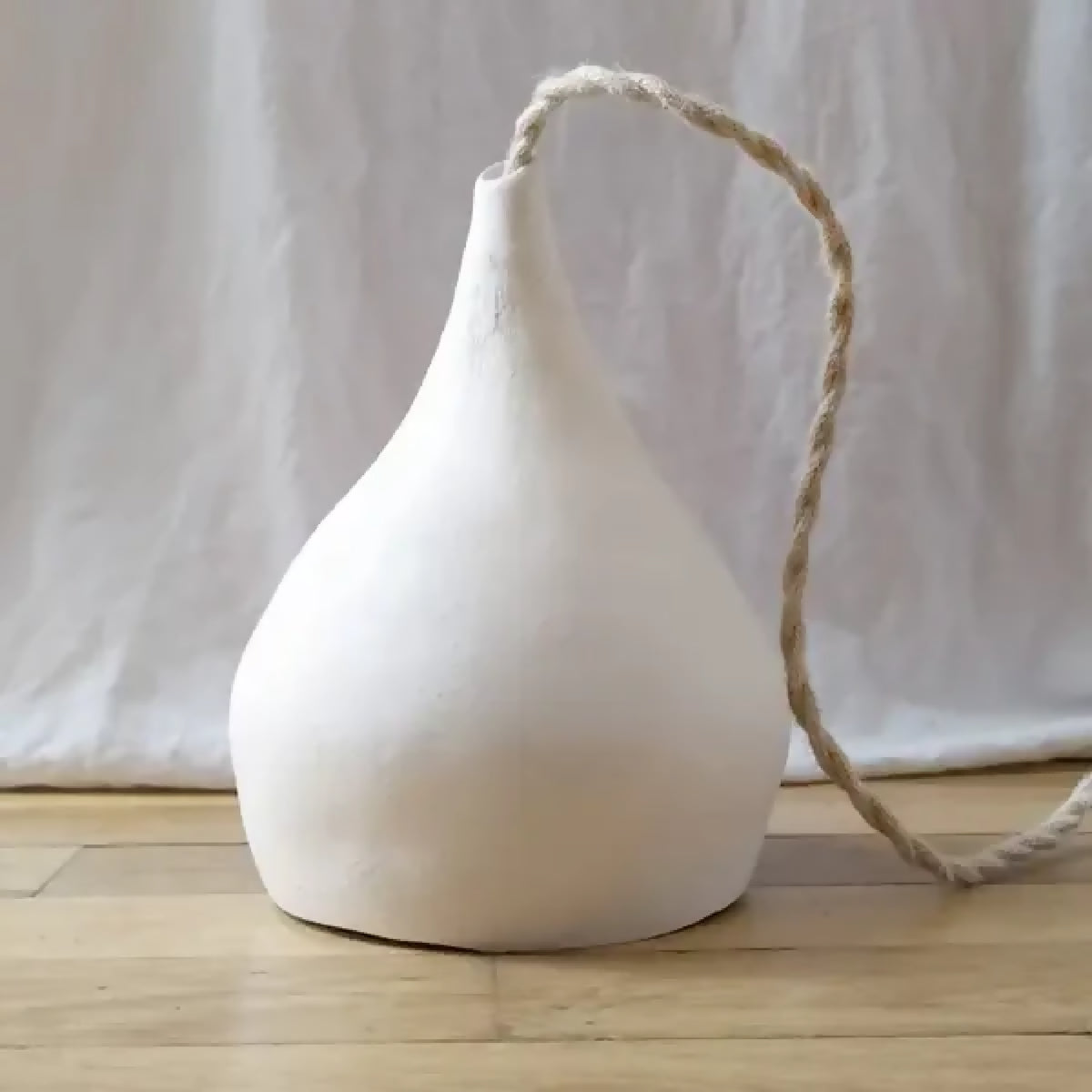 Suspension goutte en grès blanche, abat-jour en poire, câble en corde tressée beige