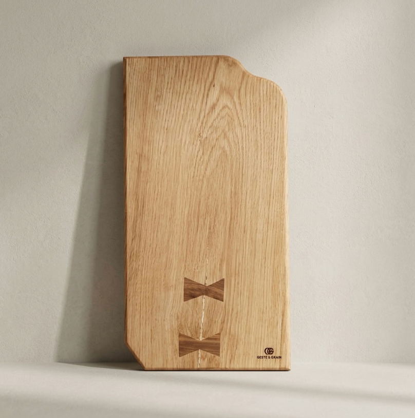 Planche de service organique en chêne massif & incrustations papillon en noyer — Pièce unique