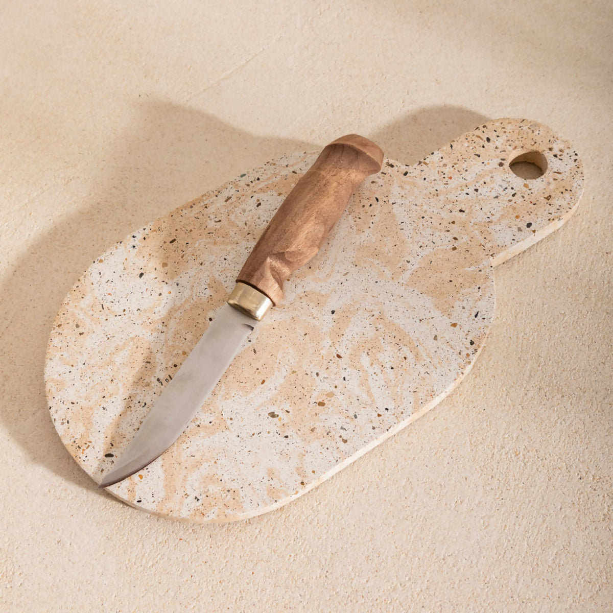 Planche à découper AIMÉE pierre beige mouchetée, couteau manche bois.