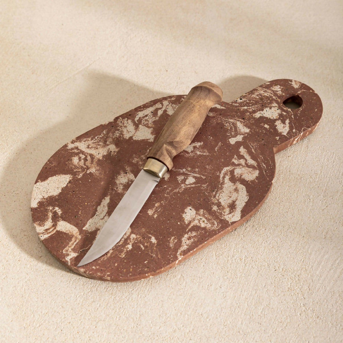 Planche à découper AIMÉE brune mouchetée, couteau à manche en bois.
