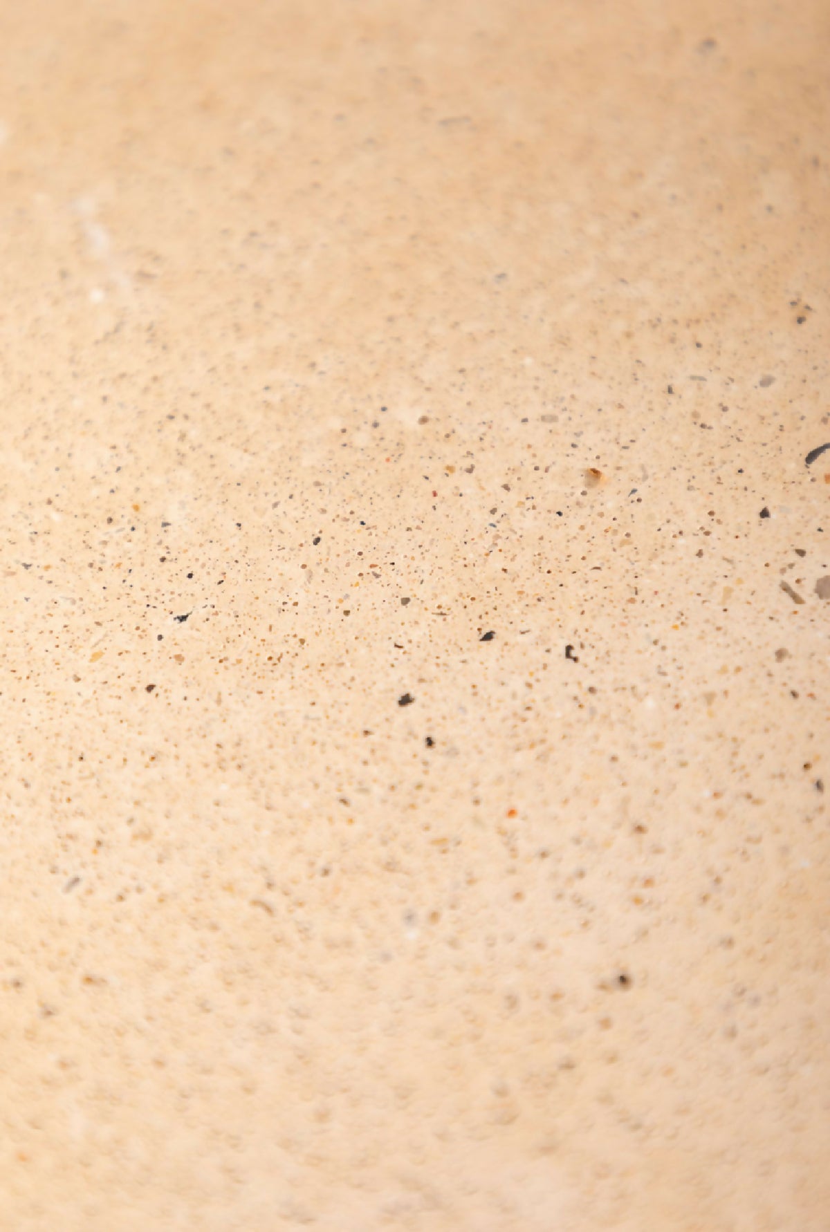 Planche AIMÉE claire : texture minérale tachetée en beige clair.