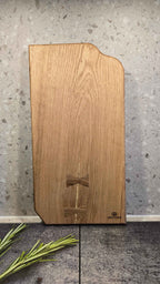 Planche de service organique en chêne massif & incrustations papillon en noyer — Pièce unique