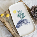 Plat à cake en porcelaine blanc, décor végétal bleu et touche jaune, fait main