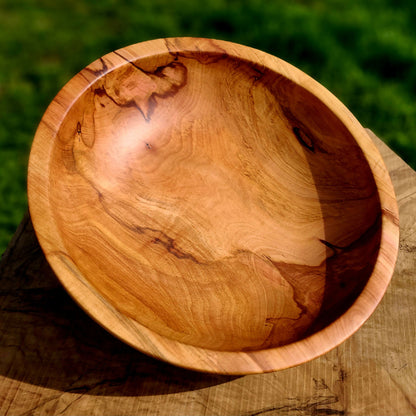 Plat de présentation en bois ovale, intérieur creux et veines naturelles visibles