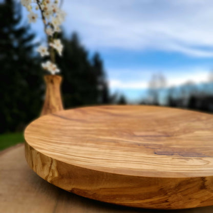 Plateau rond en olivier au veinage marqué, bord épais sur support.