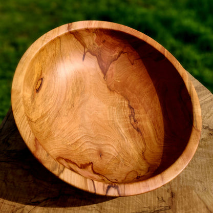 Plat décoratif en bois ovale, bord arrondi et surface lisse à motifs