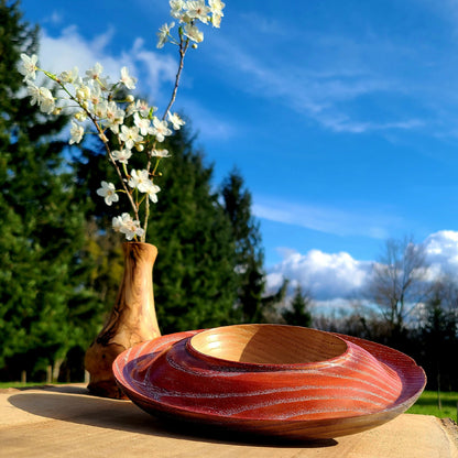 Coupe à fruits en bois à bord relevé, marquage en spirale orange et brun rouge.