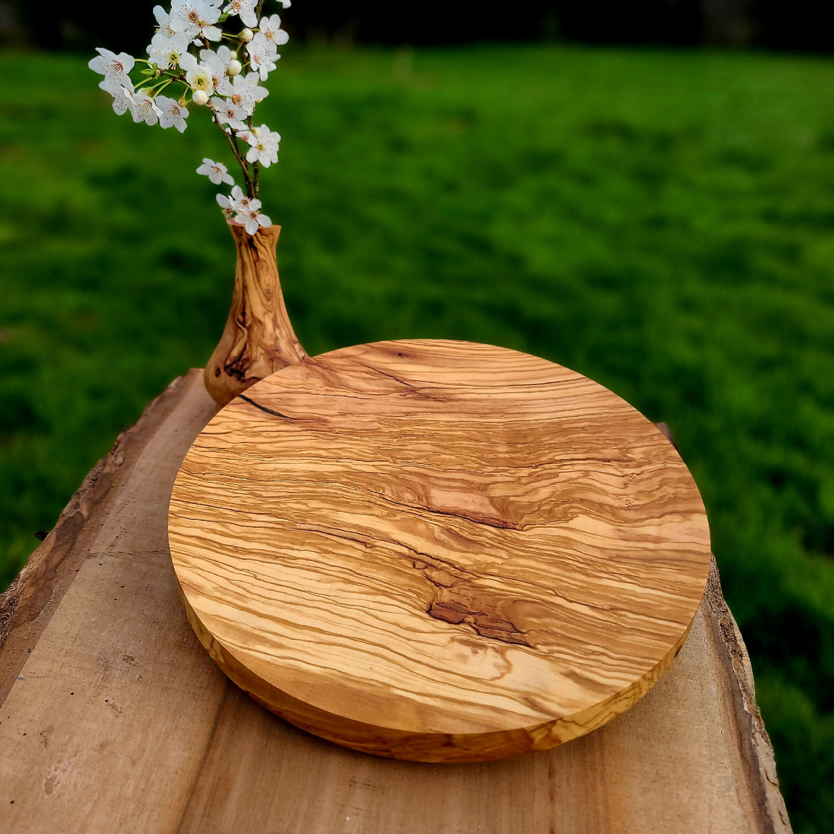 Plateau rond en olivier, motif de veines naturel, surface lisse.