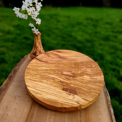 Plateau rond en olivier, motif de veines naturel, surface lisse.