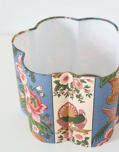 Abat-jour cylindrique bleu avec panneau floral central et oiseau, intérieur clair