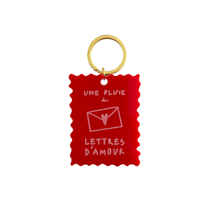 Gros plan sur le Porte-clé rouge à message positif : une pluie de lettres d'amour. Issu de l'artisanat français