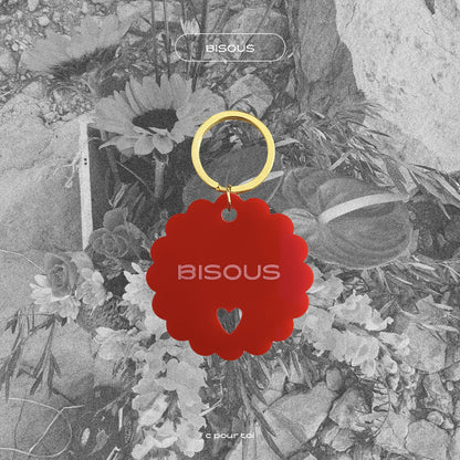 Porte-clé rouge à message positif : Bisous. Issu de l'artisanat français