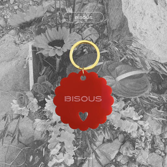 Porte-clé rouge à message positif : Bisous. Issu de l'artisanat français
