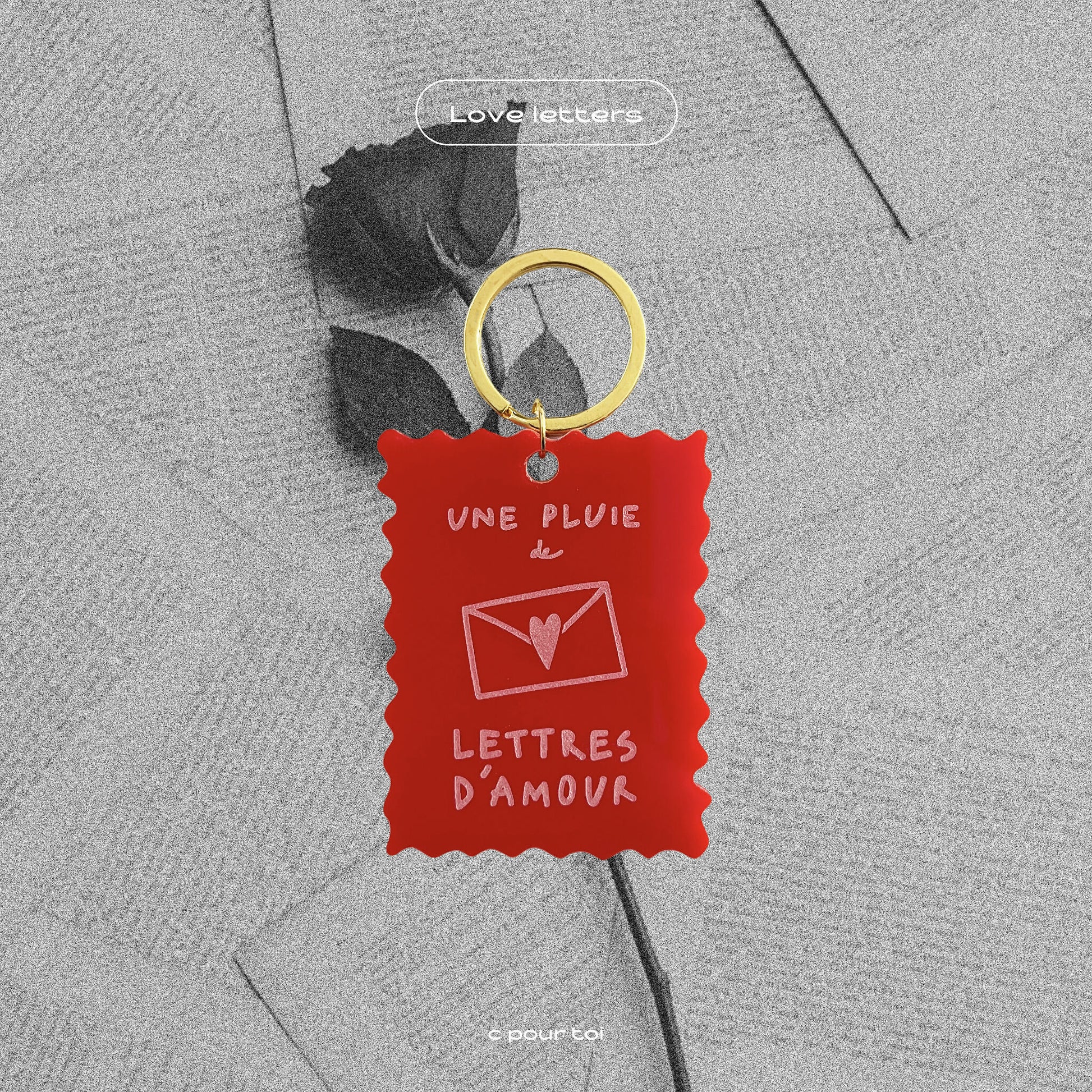 Porte-clé rouge à message positif : une pluie de lettres d'amour. Issu de l'artisanat français