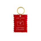 Porte-clés rouge « Une pluie de lettres d’amour » avec anneau doré.