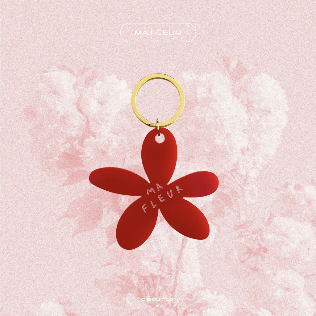 Porte-clés fleur rouge, anneau doré, pétales avec inscription « MA FLEUR »