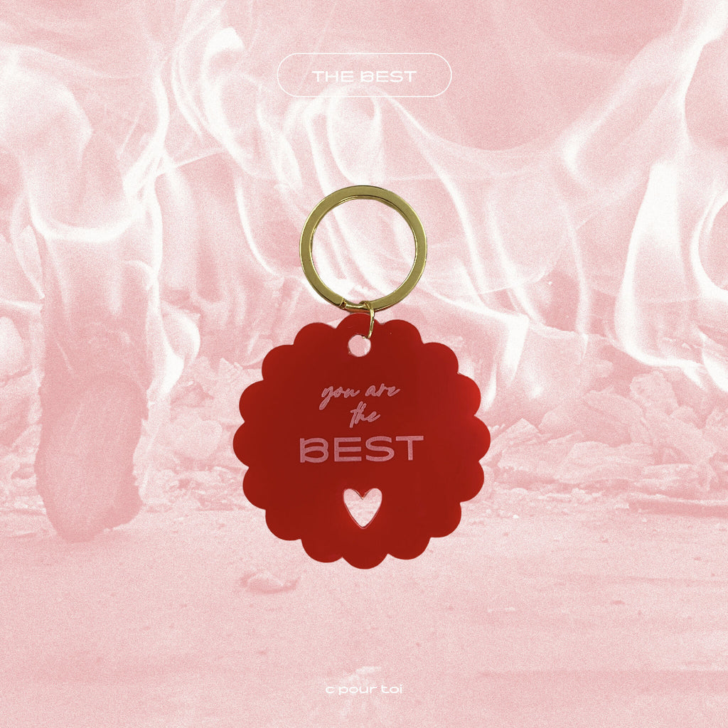 Porte-clés rouge en forme de fleur, anneau doré, texte « you are the BEST »