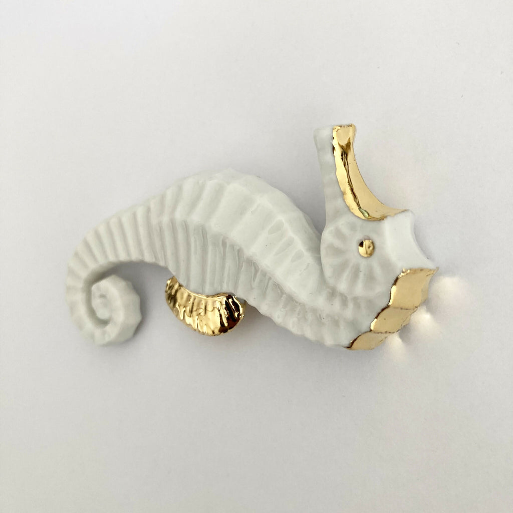 Porte-couverts hippocampe blanc et doré, vue arrière.