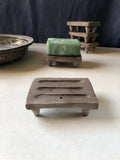 Porte-savon #4 en bois gris, plateau rectangulaire avec rainures pour savon